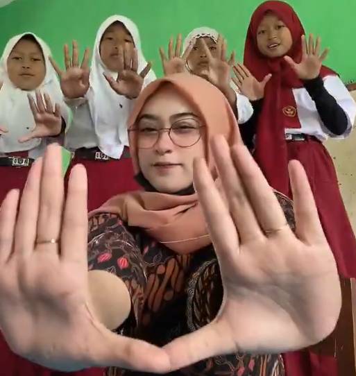 Bokep Viral Bu Guru Salsa Asal Jember Skandal – P1